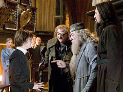 Sele��o dos Campe�es
Harry sendo ouvido sobre sua inesperada escolha pelo C�lice de Fogo para participar do Torneio Tribuxo por Moody, Dumbledore e Snape.
