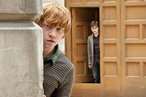 Rony e Harry em uma rua de Londres, perto do Ministério da Magia.
