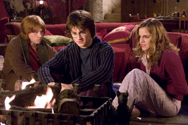 Rony, Harry e Hermione
Rony, Harry e Hermione na sala comunal.
