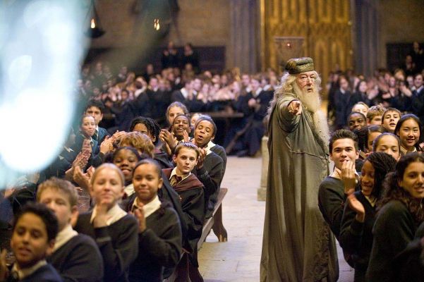 Sal�o Principal
Dumbledore mostrando o C�lice de Fogo aos alunos no Sal�o Principal.
