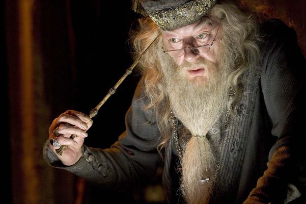 Dumbledore e a Penseira
Dumbledore (Michael Gambon) tirando um pensamento de sua t�mpora com a varinha para deposit�-lo na Penseira.

