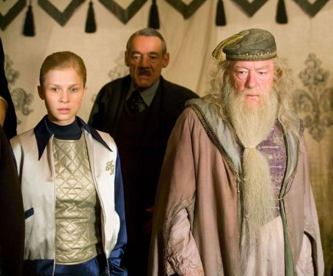 Fleur, Bart� Crouch e Dumbledore
Fleur Delacour, Bart� Crouch e Professor Dumbledore na tenda antes da Primeira Tarefa.

