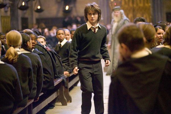 Harry
Harry Potter se dirigindo para a saleta ao lado do Sal�o Principal ap�s o inesperado an�ncio de seu nome pelo C�lice de Fogo.
