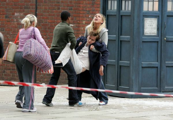 Doctor_Who_-_Christmas_Episodes_-_The_Christmas_Invasion_-_On_Set_(36).jpg