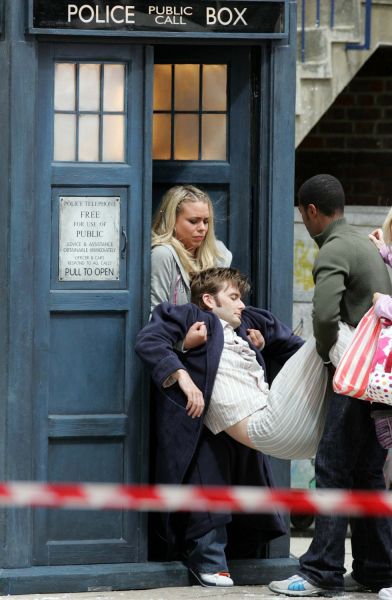 Doctor_Who_-_Christmas_Episodes_-_The_Christmas_Invasion_-_On_Set_(37).jpg