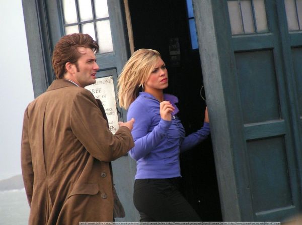 Doctor_Who_-_Season_2_-_HQ_Images_-_On_Set_(various)_(25).jpg