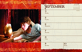 Calend�rio - C�lice de Fogo
Foto de Harry e o Ovo no dormit�rio para a folha de Setembro do Calend�rio Promocional de Harry Potter e o C�lice de Fogo.
