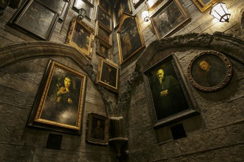 Portrait_Gallery_in_Hogwarts_Castle-WWoHP_at_USH.jpg