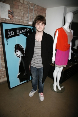 92334_daniel-radcliffe-attends-art-against-knives-charity-auction-at-shoreditch-house-on-may-5-2009-in-london-england.jpg