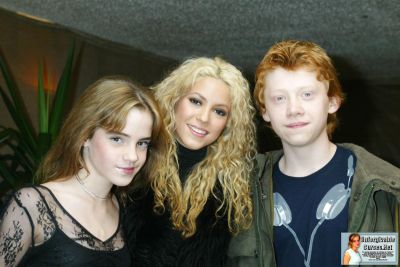 Emma posa para foto com Shakira.
