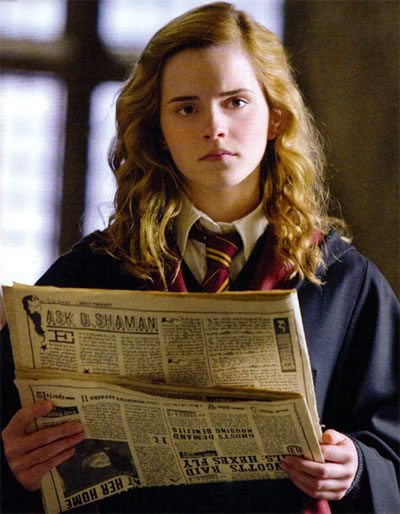 Hermione lendo o Profeta Diário.
